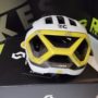 casco-bicicleta-scott-centric-plus-blanco-rainbow-amarillo-280405-rg-bikes-silleda-2804057805-sillebike-4