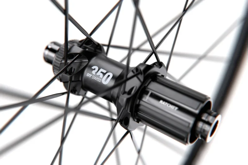 PR 1600 DB23 DISC 700c (29″) 18mm (Freno Disco) SPLINE BLACK PERFIL 23mm RUEDAS ROAD DT SWISS (Nuevo modelo) - Imagen 4