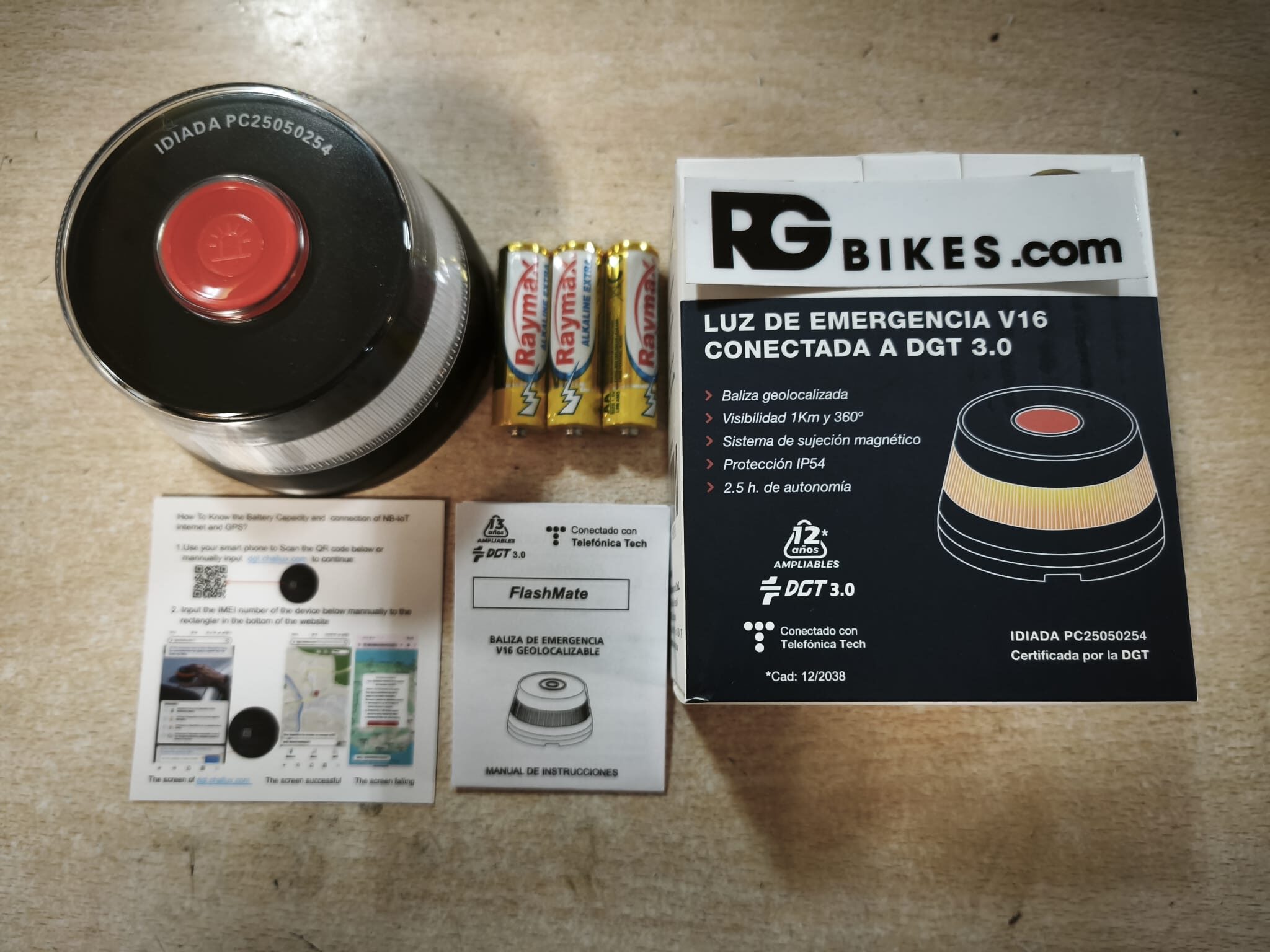 LUZ DE EMERGENCIA V16 CONECTADA A DGT 3.0 BALIZA HOMOLOGADA DGT 2026