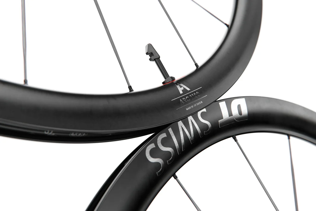 ARC 1100 CS DB38 WST NEGRA 700c (29″) 22mm + CUBIERTA (Nuevo modelo 2026) CARBON PERFIL 38mm RUEDAS AERO DT SWISS - Imagen 2